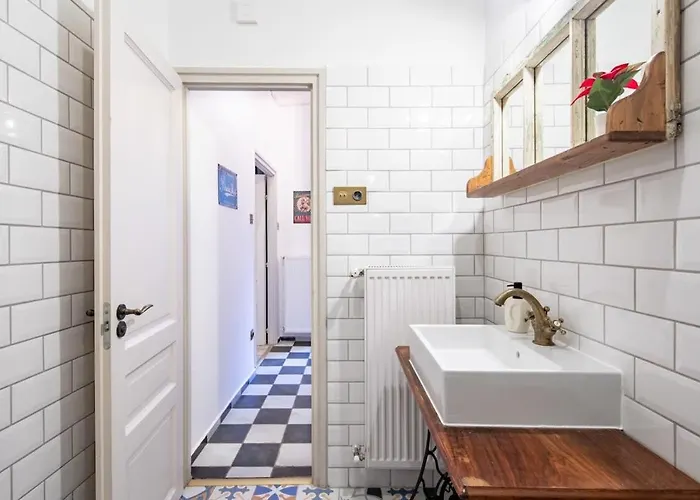 Ultra - Charming And New - Quiet Sleep * Budapest